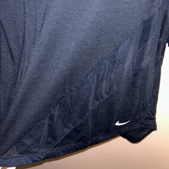 Large Nike tee with mesh detail across - Picture 2 of 8